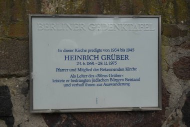 Berlin, Almanya - 12 Mart 2023: Tabela, Berlin 'de Rahip Heinrich Grueber anısına yapılmış bir anıt levhadır. Heinrich Grueber 1934 'ten 1945' e kadar Dorfkirche Kaulsdorf kilisesinde vaaz verdi..