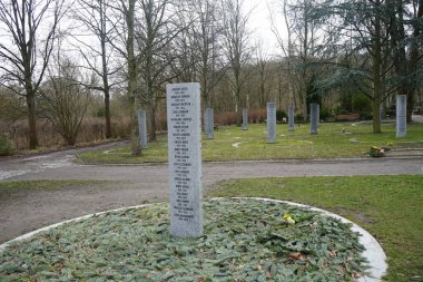 Berlin, Almanya - 12 Mart 2023: Marzahn-Hellersdorf 'taki Friedhof Biesdorf' ta defin. Biesdorf Mezarlığı, Berlin 'in Biesdorf bölgesinde 1898 yılında açılan bir devlet mezarlığıdır.. 