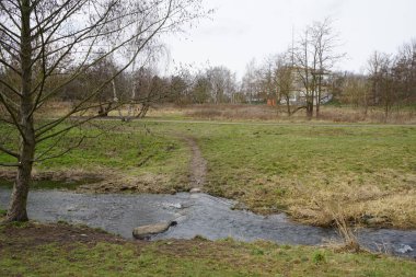 Mart ayında Wuhletal 'daki Wuhle Nehri manzaralı Landschaftspark. Wuhle, Spree 'ye küçük bir sağ yaka haracı. Berlin, Almanya, Avrupa.