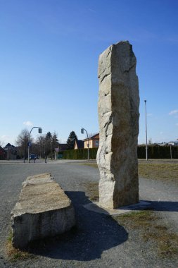 Berlin, Almanya - 18 Mart 2023: Kelebek Çayırlarındaki Obelisk manzarası veya Mart ayında Schmetterlingswiesen dinlenme alanı.