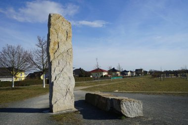 Berlin, Almanya - 18 Mart 2023: Kelebek Çayırlarındaki Obelisk manzarası veya Mart ayında Schmetterlingswiesen dinlenme alanı.