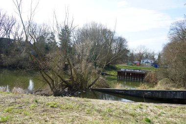 Mart ayında Wuhleblase 'deki kanalizasyon arıtma tesisinin görüntüsü. Wuhle, Spree 'ye küçük bir sağ yaka haracı. Berlin, Almanya, Avrupa.