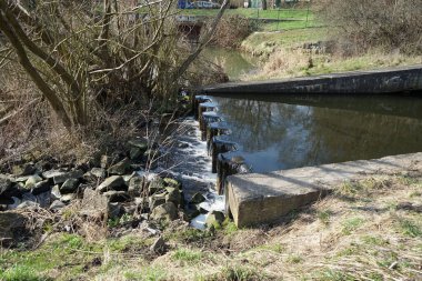 Mart ayında Wuhleblase 'deki kanalizasyon arıtma tesisinin görüntüsü. Wuhle, Spree 'ye küçük bir sağ yaka haracı. Berlin, Almanya, Avrupa.