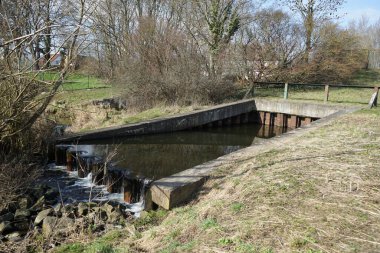 Mart ayında Wuhleblase 'deki kanalizasyon arıtma tesisinin görüntüsü. Wuhle, Spree 'ye küçük bir sağ yaka haracı. Berlin, Almanya, Avrupa.