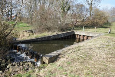 Mart ayında Wuhleblase 'deki kanalizasyon arıtma tesisinin görüntüsü. Wuhle, Spree 'ye küçük bir sağ yaka haracı. Berlin, Almanya, Avrupa.