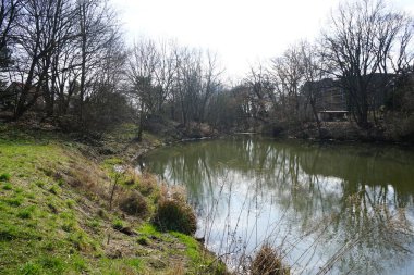 Mart ayında Wuhleblase Nehri 'nin manzarası. Wuhle, Spree 'ye küçük bir sağ yaka haracı. Berlin, Almanya, Avrupa.