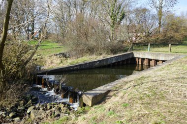 Mart ayında Wuhleblase 'deki kanalizasyon arıtma tesisinin görüntüsü. Wuhle, Spree 'ye küçük bir sağ yaka haracı. Berlin, Almanya, Avrupa.