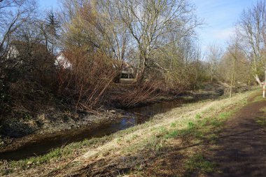 Mart ayında Wuhle Nehri ile güzel bir bahar manzarası. Wuhle, Spree 'ye küçük bir sağ yaka haracı. Berlin, Almanya, Avrupa.