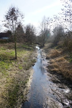 Mart ayında Wuhle Nehri ile güzel bir bahar manzarası. Wuhle, Spree 'ye küçük bir sağ yaka haracı. Berlin, Almanya, Avrupa.