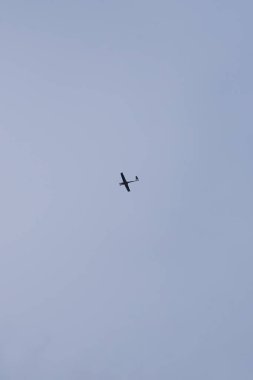 Berlin, Almanya - 12 Mart 2023: Elmas DA-20 uçağı, D-EOMA, Mart ayında Berlin üzerinde uçar.