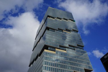 EDGE Doğu Yakası Kulesi, Almanya 'nın Berlin eyaletinin Friedrichshain ilçesine bağlı 36 katlı 142 metrelik bir gökdelendir..