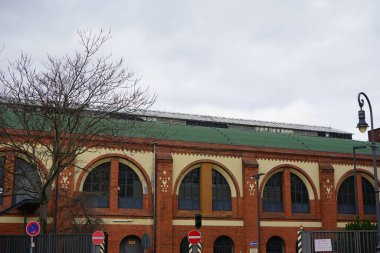 Berlin, Almanya - 2 Nisan 2023: 1875 'ten itibaren Dresden tren istasyonu Berlin ve Dresden arasında yolcu trafiği yapıyordu. Şimdi bu yer STATION-Berlin olarak biliniyor, Luckenwalder Caddesi, Kreuzberg.
