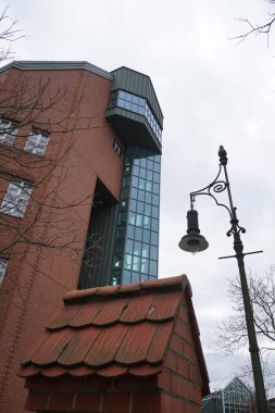 Trebbiner Caddesi, Kreuzberg, Berlin, Almanya 'daki Deutsches Technikmuseum binasının manzarası.