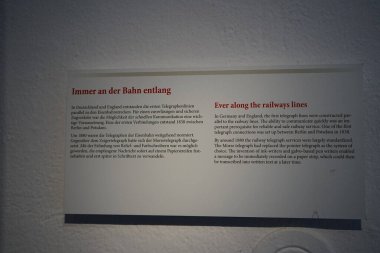 Berlin, Almanya - 2 Nisan 2023: Paralel demiryolunun tarihi telgraf hattının tanımı. Alman Teknoloji Müzesi, Bilimsel ve Teknik Koleksiyonu, Kreuzberg.
