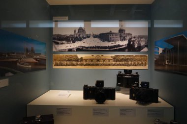 Berlin, Almanya - 2 Nisan 2023: Klasik fotoğraf ekipmanları Berlin-Kreuzberg 'deki Alman Teknoloji Müzesi veya Deutschen Teknoloji Müzesi' nde sergileniyor.