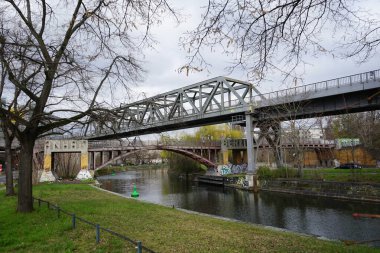 Nisan ayında Landwehrkanal ve kentsel karayolu altyapısının görüntüsü. Landwehr Kanalı (Landwehrkanal), 1845 ve 1850 yılları arasında Spree Nehri 'ne paralel 10.7 km uzunluğunda, 6.6 m uzunluğunda bir kanaldır. Kreuzberg, Berlin, Almanya.
