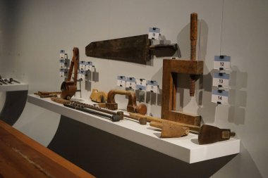 Berlin, Almanya - 2 Nisan 2023: Kreuzberg 'deki Alman Teknoloji Müzesi veya Deutsches Technikes Müzesi' ndeki tekne ve gemi sergisi araçlarıyla birlikte tarihi bir atölyenin görüntüsü.