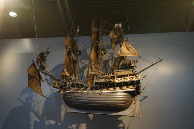 Berlin, Almanya - 2 Nisan 2023: Uçan Hollandalı modeli ünlü efsaneye dayanmaktadır ve model inşaatçılar arasında popülerdir. Kreuzberg 'deki Alman Teknoloji Müzesi veya Alman Teknoloji Müzesinde Tekne ve Gemi Modeli Sergisi.