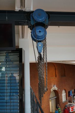 Berlin, Almanya - 2 Nisan 2023: Zincir çekme, dişli kaldırma, veya el zinciri kaldırma veya yük taşımak için sonsuz bir el zinciri ile elle çalıştırılan bir mekanik kaldırma cihazıdır. Alman Teknoloji Müzesi veya Alman Teknoloji Müzesi.