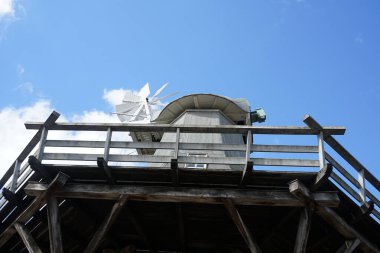 Bu Hollanda yel değirmeni 1911 yılında Doğu Frizya 'da inşa edildi. 1984 yılında Alman Teknoloji Müzesi yel değirmenini satın aldı ve onu gemiyle Berlin 'e nakletti. İki katlı taş taban restorasyondan önce sadakatle yeniden inşa edildi. Berlin.