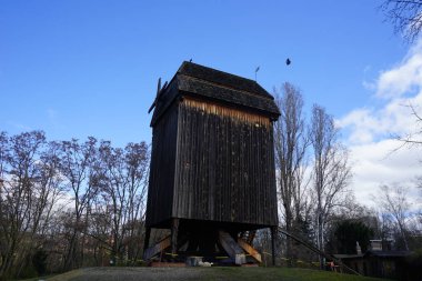 Avrasya saksağanları, Pica pica, ve kukuletalı kargalar, Corvus cornix, posta değirmeninin etrafındaki bölgede yaşarlar. Bu yel değirmeni 1820 'de Koepenick' te yapılmış. 1983 yılında Berlin, Almanya 'daki Alman Teknoloji Müzesi' nde yeniden inşa edildi..