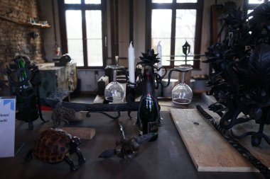 Berlin, Almanya - 2 Nisan 2023: Berlin-Kreuzberg 'deki Alman Teknoloji Müzesi' nde veya Alman Teknoloji Müzesi 'nde tarihi çekiç fabrikası, çekiç fabrikası veya çekiç fabrikası inşaatında metalden yapılmış sanat ve ev eşyaları üretiliyor..