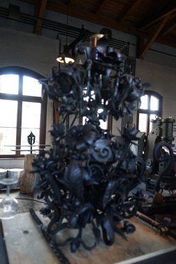 Berlin, Almanya - 2 Nisan 2023: Berlin-Kreuzberg 'deki Alman Teknoloji Müzesi' nde veya Alman Teknoloji Müzesi 'nde tarihi çekiç fabrikası, çekiç fabrikası veya çekiç fabrikası inşaatında metalden yapılmış sanat ve ev eşyaları üretiliyor..