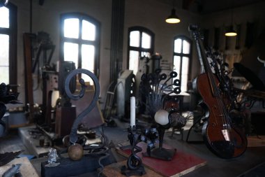 Berlin, Almanya - 2 Nisan 2023: Berlin-Kreuzberg 'deki Alman Teknoloji Müzesi' nde veya Alman Teknoloji Müzesi 'nde tarihi çekiç fabrikası, çekiç fabrikası veya çekiç fabrikası inşaatında metalden yapılmış sanat ve ev eşyaları üretiliyor..