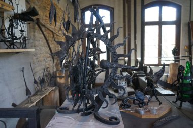 Berlin, Almanya - 2 Nisan 2023: Berlin-Kreuzberg 'deki Alman Teknoloji Müzesi' nde veya Alman Teknoloji Müzesi 'nde tarihi çekiç fabrikası, çekiç fabrikası veya çekiç fabrikası inşaatında metalden yapılmış sanat ve ev eşyaları üretiliyor..