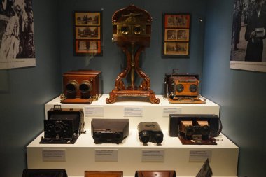 Berlin, Almanya - 2 Nisan 2023: Klasik fotoğraf ekipmanları Berlin-Kreuzberg 'deki Alman Teknoloji Müzesi veya Deutschen Teknoloji Müzesi' nde sergileniyor.