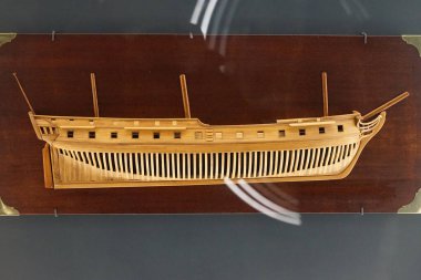 Berlin, Almanya - 2 Nisan 2023: Bir taşın üzerindeki ahşap bir gemi modeli, Kreuzberg 'deki Alman Teknoloji Müzesi veya Deutsches Teknoloji Müzesi' ndeki Boat and Ship Model Sergisi 'nde yapılan gemi ve iç planlamayı gösteriyor..