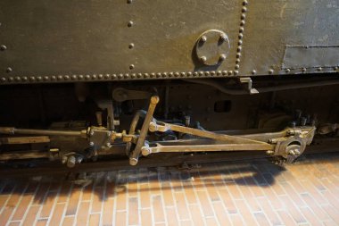 Berlin, Almanya - 2 Nisan 2023: Eski Anhalter Bahnhof 'un deposunda bulunan Deutsches Technikmuseum' da demiryolu taşımacılığı konulu daimi sergi, önemli demiryolu araçlarının ve demiryolu araçlarıyla yaşamlarını sürdüren insanların tarihi üzerine yoğunlaşıyor..