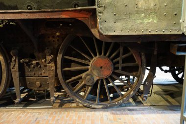 Berlin, Almanya - 2 Nisan 2023: Eski Anhalter Bahnhof 'un deposunda bulunan Deutsches Technikmuseum' da demiryolu taşımacılığı konulu daimi sergi, önemli demiryolu araçlarının ve demiryolu araçlarıyla yaşamlarını sürdüren insanların tarihi üzerine yoğunlaşıyor..