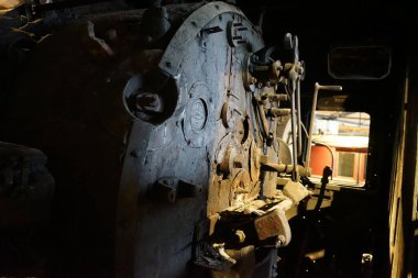 Berlin, Almanya - 2 Nisan 2023: Eski Anhalter Bahnhof 'un deposunda bulunan Deutsches Technikmuseum' da demiryolu taşımacılığı konulu daimi sergi, önemli demiryolu araçlarının ve demiryolu araçlarıyla yaşamlarını sürdüren insanların tarihi üzerine yoğunlaşıyor..