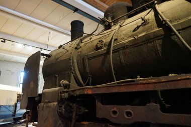 Berlin, Almanya - 2 Nisan 2023: Eski Anhalter Bahnhof 'un deposunda bulunan Deutsches Technikmuseum' da demiryolu taşımacılığı konulu daimi sergi, önemli demiryolu araçlarının ve demiryolu araçlarıyla yaşamlarını sürdüren insanların tarihi üzerine yoğunlaşıyor..