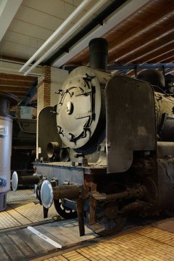 Berlin, Almanya - 2 Nisan 2023: Eski Anhalter Bahnhof 'un deposunda bulunan Deutsches Technikmuseum' da demiryolu taşımacılığı konulu daimi sergi, önemli demiryolu araçlarının ve demiryolu araçlarıyla yaşamlarını sürdüren insanların tarihi üzerine yoğunlaşıyor..
