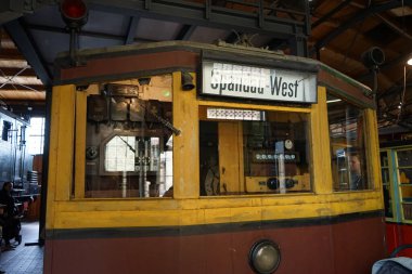 Berlin, Almanya - 2 Nisan 2023: Eski Anhalter Bahnhof 'un deposunda bulunan Deutsches Technikmuseum' da demiryolu taşımacılığı konulu daimi sergi, önemli demiryolu araçlarının ve demiryolu araçlarıyla yaşamlarını sürdüren insanların tarihi üzerine yoğunlaşıyor..