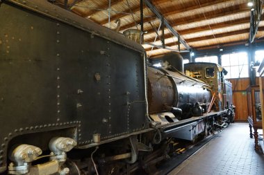 Berlin, Almanya - 2 Nisan 2023: Eski Anhalter Bahnhof 'un deposunda bulunan Deutsches Technikmuseum' da demiryolu taşımacılığı konulu daimi sergi, önemli demiryolu araçlarının ve demiryolu araçlarıyla yaşamlarını sürdüren insanların tarihi üzerine yoğunlaşıyor..