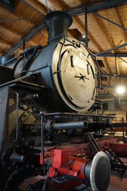 Berlin, Almanya - 2 Nisan 2023: Eski Anhalter Bahnhof 'un deposunda bulunan Deutsches Technikmuseum' da demiryolu taşımacılığı konulu daimi sergi, önemli demiryolu araçlarının ve demiryolu araçlarıyla yaşamlarını sürdüren insanların tarihi üzerine yoğunlaşıyor..