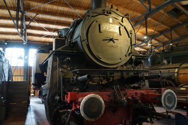 Berlin, Almanya - 2 Nisan 2023: Eski Anhalter Bahnhof 'un deposunda bulunan Deutsches Technikmuseum' da demiryolu taşımacılığı konulu daimi sergi, önemli demiryolu araçlarının ve demiryolu araçlarıyla yaşamlarını sürdüren insanların tarihi üzerine yoğunlaşıyor..
