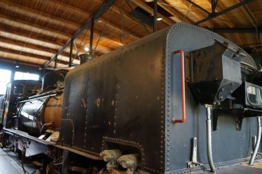 Berlin, Almanya - 2 Nisan 2023: Eski Anhalter Bahnhof 'un deposunda bulunan Deutsches Technikmuseum' da demiryolu taşımacılığı konulu daimi sergi, önemli demiryolu araçlarının ve demiryolu araçlarıyla yaşamlarını sürdüren insanların tarihi üzerine yoğunlaşıyor..