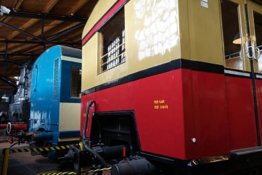 Berlin, Almanya - 2 Nisan 2023: Eski Anhalter Bahnhof 'un deposunda bulunan Deutsches Technikmuseum' da demiryolu taşımacılığı konulu daimi sergi, önemli demiryolu araçlarının ve demiryolu araçlarıyla yaşamlarını sürdüren insanların tarihi üzerine yoğunlaşıyor..