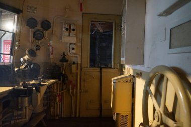 Berlin, Almanya - 2 Nisan 2023: Eski Anhalter Bahnhof 'un deposunda bulunan Deutsches Technikmuseum' da demiryolu taşımacılığı konulu daimi sergi, önemli demiryolu araçlarının ve demiryolu araçlarıyla yaşamlarını sürdüren insanların tarihi üzerine yoğunlaşıyor..