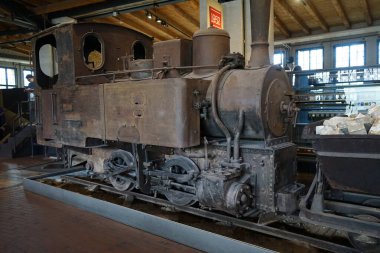 Berlin, Almanya - 2 Nisan 2023: Harap olmuş bir dar ölçü lokomotifi olan 1903 yılında inşa edilen Jung 681, Berlin 'deki Alman Teknoloji Müzesi' nde sergilenmektedir..