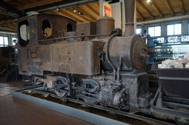 Berlin, Almanya - 2 Nisan 2023: Harap olmuş bir dar ölçü lokomotifi olan 1903 yılında inşa edilen Jung 681, Berlin 'deki Alman Teknoloji Müzesi' nde sergilenmektedir..