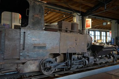 Berlin, Almanya - 2 Nisan 2023: Harap olmuş bir dar ölçü lokomotifi olan 1903 yılında inşa edilen Jung 681, Berlin 'deki Alman Teknoloji Müzesi' nde sergilenmektedir..