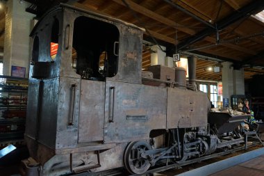 Berlin, Almanya - 2 Nisan 2023: Harap olmuş bir dar ölçü lokomotifi olan 1903 yılında inşa edilen Jung 681, Berlin 'deki Alman Teknoloji Müzesi' nde sergilenmektedir..