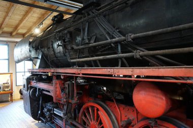 Berlin, Almanya - 2 Nisan 2023: Eski Anhalter Bahnhof 'un deposunda bulunan Deutsches Technikmuseum' da demiryolu taşımacılığı konulu daimi sergi, önemli demiryolu araçlarının ve demiryolu araçlarıyla yaşamlarını sürdüren insanların tarihi üzerine yoğunlaşıyor..