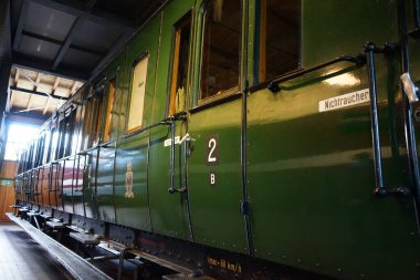 Berlin, Almanya - 2 Nisan 2023: Eski Anhalter Bahnhof 'un deposunda bulunan Deutsches Technikmuseum' da demiryolu taşımacılığı konulu daimi sergi, önemli demiryolu araçlarının ve demiryolu araçlarıyla yaşamlarını sürdüren insanların tarihi üzerine yoğunlaşıyor..