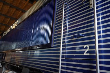 Berlin, Almanya - 2 Nisan 2023: Eski Anhalter Bahnhof 'un deposunda bulunan Deutsches Technikmuseum' da demiryolu taşımacılığı konulu daimi sergi, önemli demiryolu araçlarının ve demiryolu araçlarıyla yaşamlarını sürdüren insanların tarihi üzerine yoğunlaşıyor..